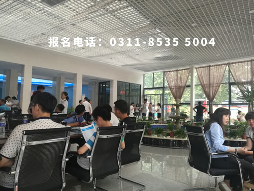 石家莊鐵路職業(yè)技工學(xué)校學(xué)費一年多少？