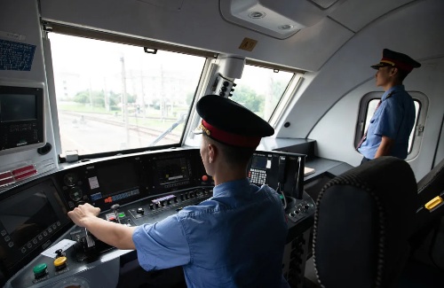 非鐵路專業(yè)能參加火車司機(jī)短期培訓(xùn)嗎？火車司機(jī)招聘要求